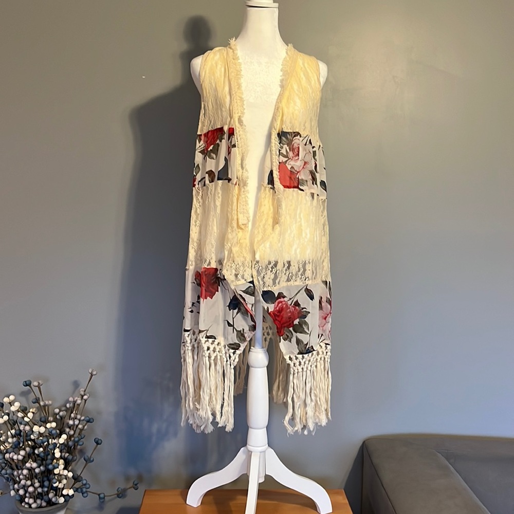 Ryu cream Lace Sleeveless Vest with Floral Pattern, Size S/M